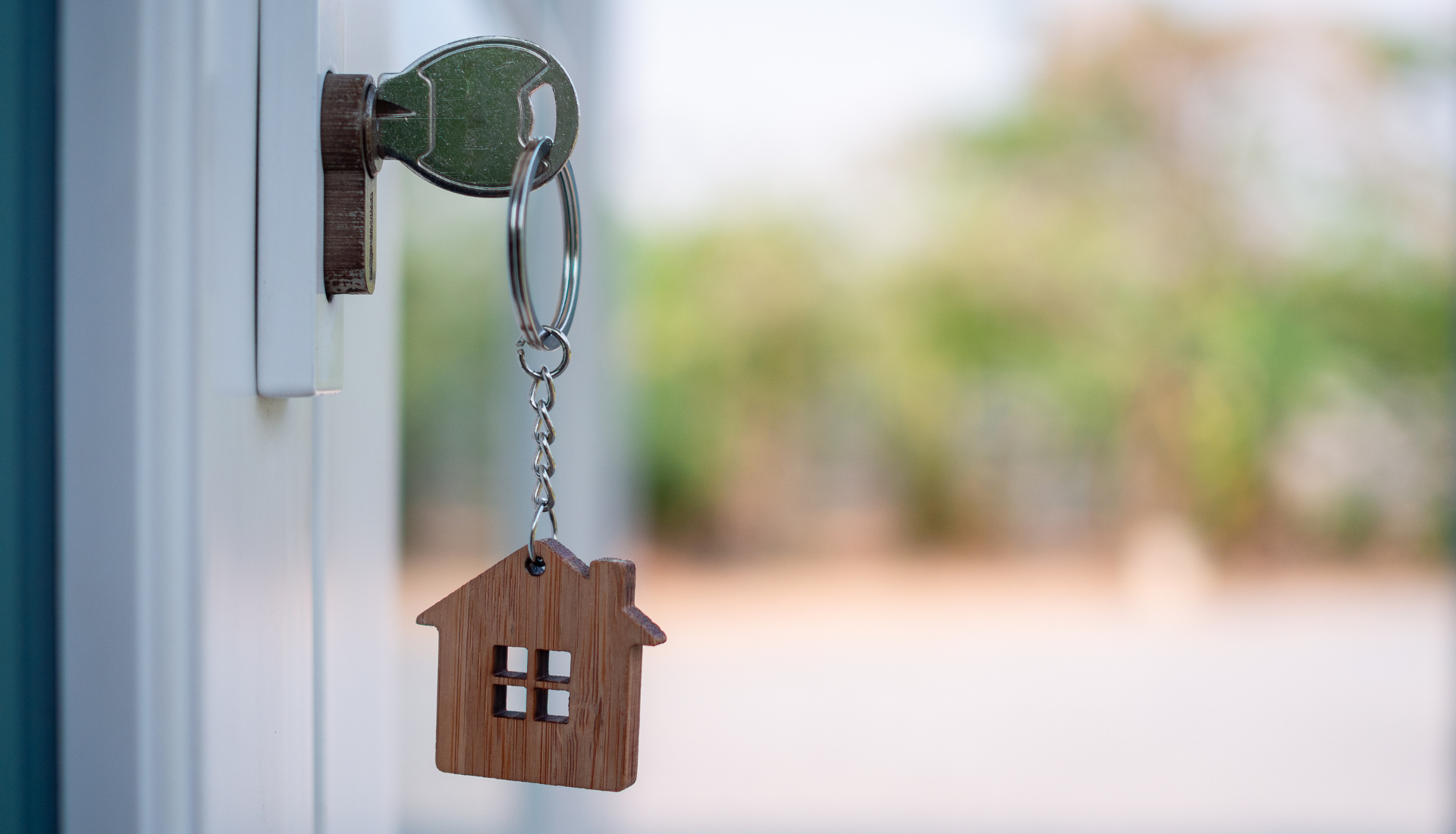 Lock & Leave graphic The Top 5 Common Benefits of Downsizing